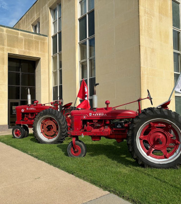 farmall_tractors_hutch_po1.jpg
