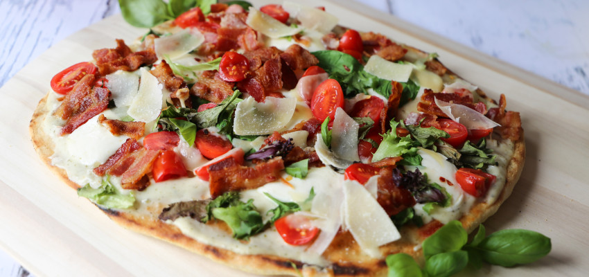 Alfredo BLT pizza