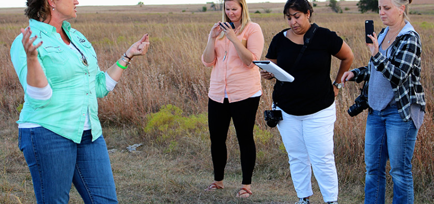 Kansas rancher talking to bloggers