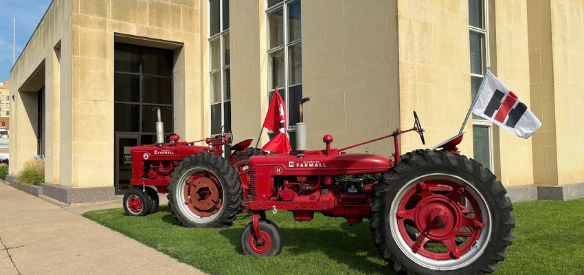 farmall_tractors_hutch_po1.jpg