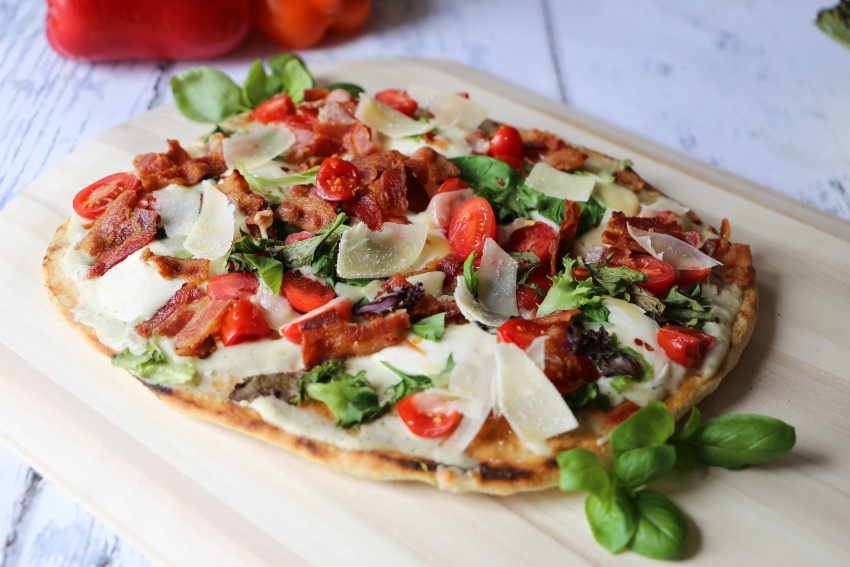 Alfredo BLT pizza