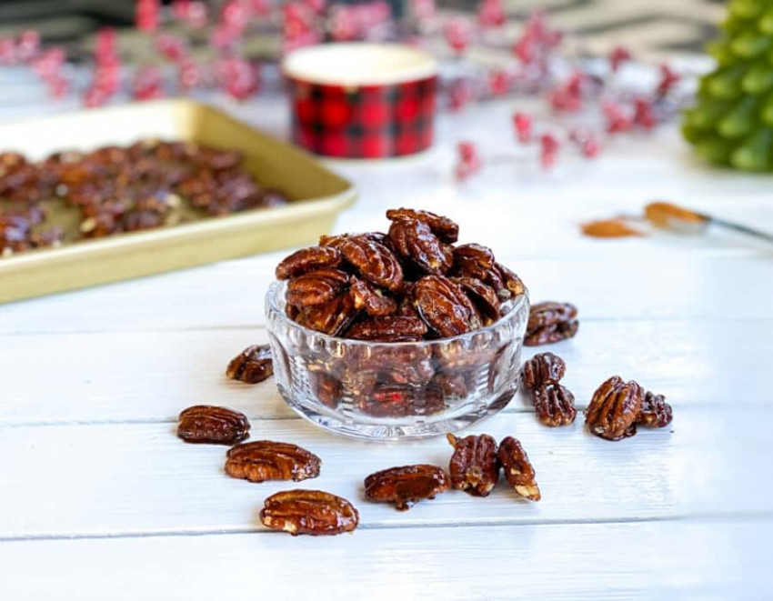 Glazed Holiday Pecans with Cinnamon and Brown Sugar