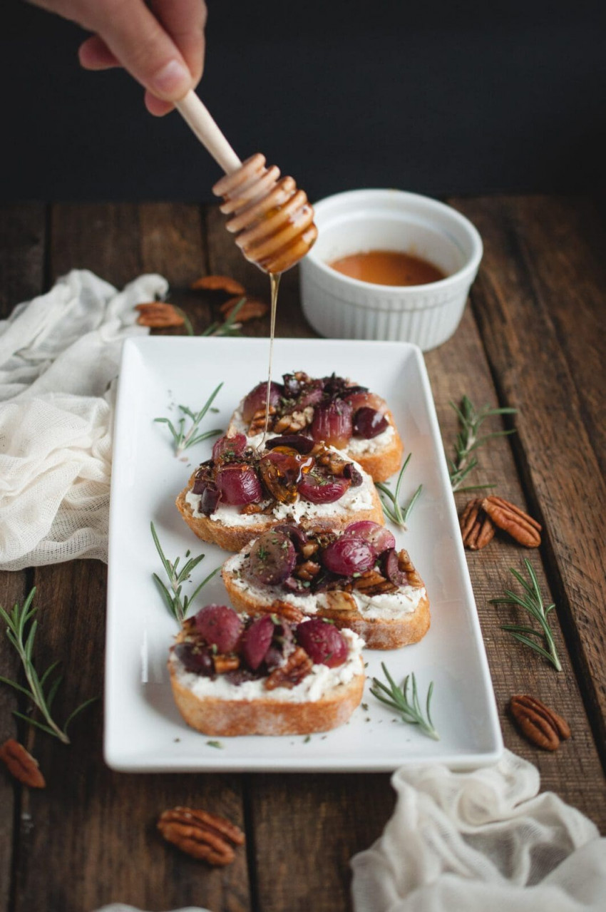 crostini-with-roasted-grapes-goat-cheese-and-pecans