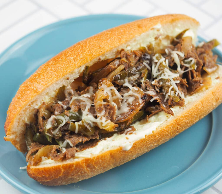 https://kansaslivingmagazine.com/sites/default/files/styles/large/public/philly_cheesesteak_sandwich.jpg?itok=oWi0uadi