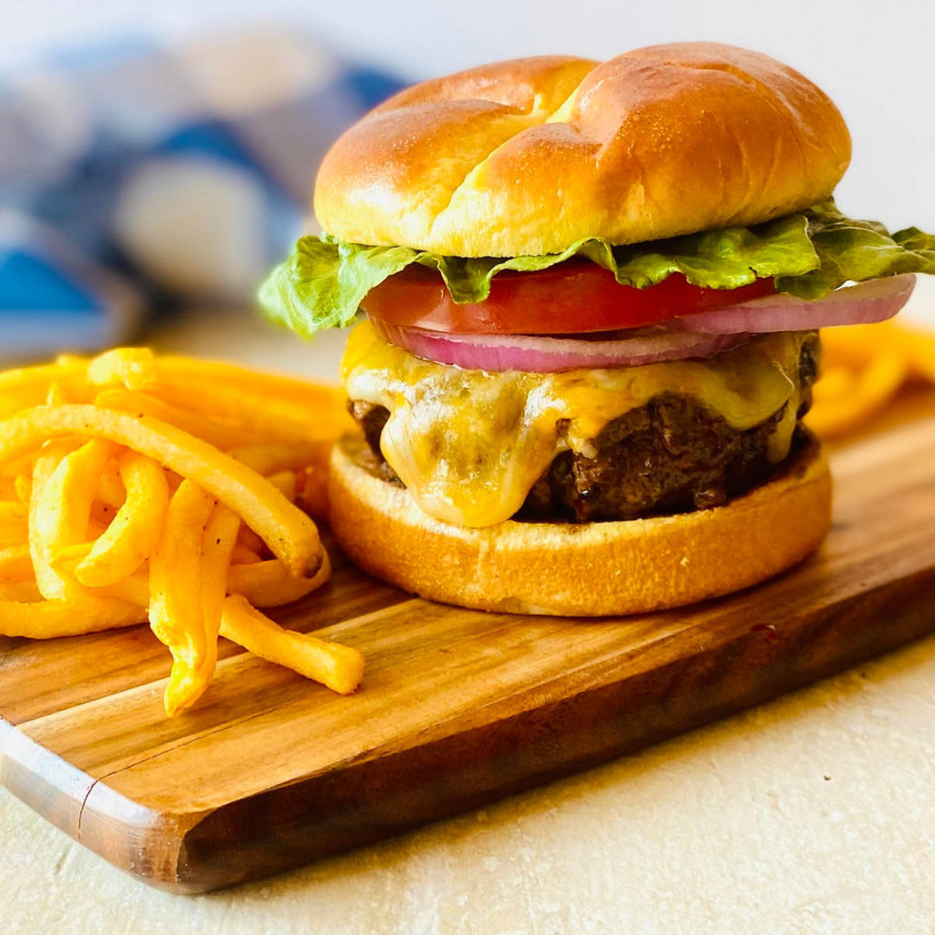 https://kansaslivingmagazine.com/sites/default/files/styles/large/public/smash-burger-recipe-blackstone.jpg?itok=h8WEUUGi