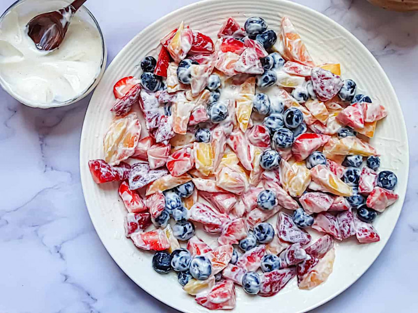 Summer Berry Salad with Yogurt Dressing