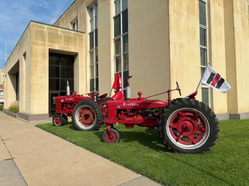 farmall_tractors_hutch_po1.jpg