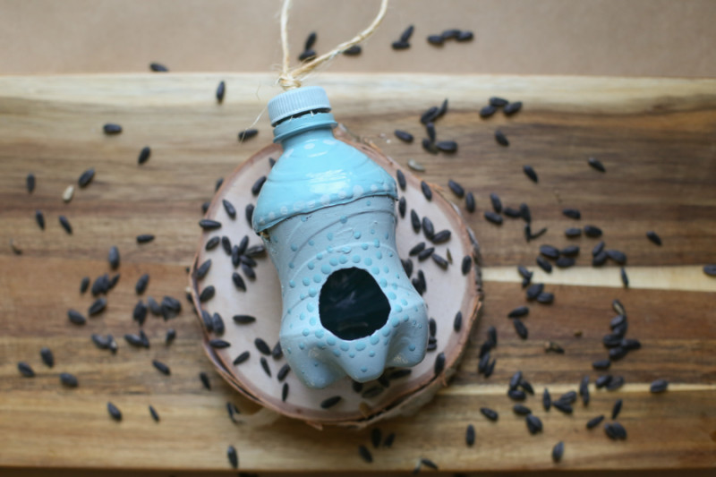kids_craft_bird_feed_from_plastic_bottle-21.jpg