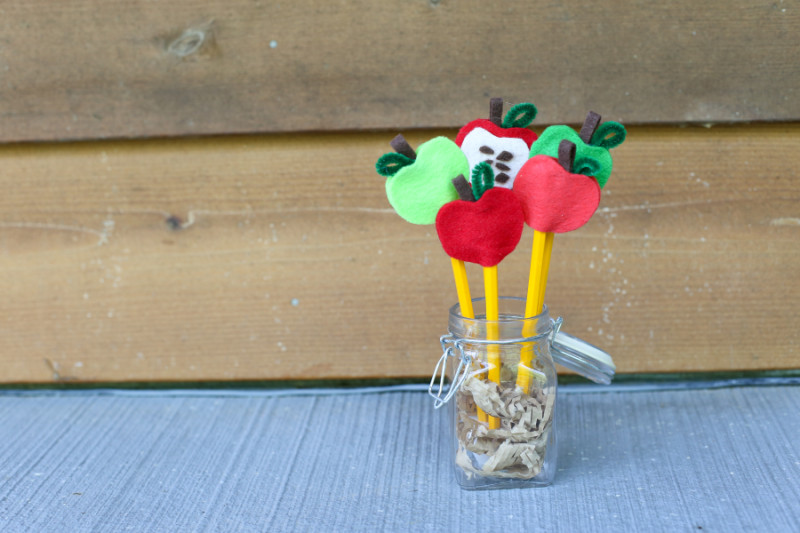kids_craft_felt_apple_pencil_topper-11.jpg